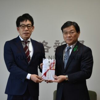 佐々木建設、鶴居村のふるさと創生基金に１００万円寄付【鶴居】(2024-05-21)