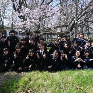 思い出深い千島桜、３年生が写真撮影　釧路幣舞中【釧路市】(2024-05-11)