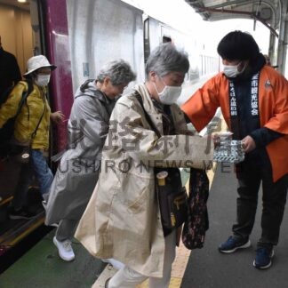 特急列車、根室に到着　市職員ら１９０人を出迎え【根室】(2024-05-22)