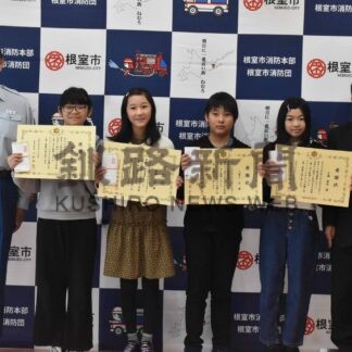 花咲小６年生４人に感謝状　高齢女性を応急処置【根室】(2024-05-30)