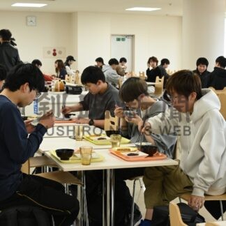 １００円朝食に学生列　釧公大が生活環境サポート【釧路市】(2024-05-14)