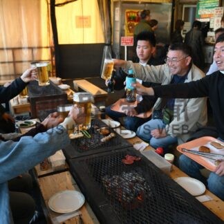 岸壁炉ばた本格営業　観光客など乾杯【釧路市】(2024-05-18)