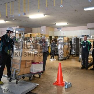 海上輸送で商品配送　イオン北海道、初の実証実験　２４年問題解決、ＣＯ2削減へ【釧路市】_1(2024-05-25)