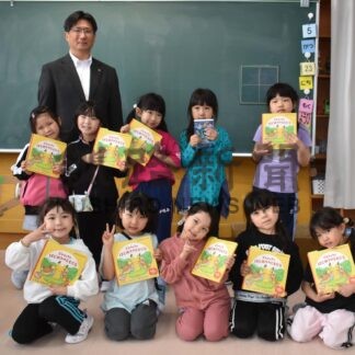 小中１年生に希望の図書配布　セカンド・サードブック事業【標津】(2024-05-28)