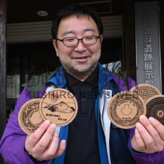 北斗遺跡の魅力体感　家族連れが屋根ふき体験【釧路市】_1(2024-05-06)