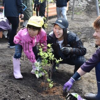 苗木の成長に願い込め　 くるみ幼稚園園児ら植樹作業【別海】(2024-05-29)