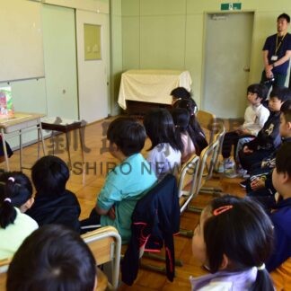 新１年生、火災予防学ぶ　家防員西地域協、大楽毛小で紙芝居【釧路市】(2024-05-25)