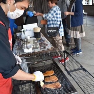阿寒ポークステーキ求め開店前から列　丹頂の里【釧路市】(2024-05-04)