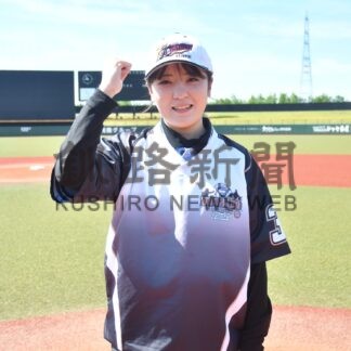 川村さん審判員に登録　道軟野連釧路支部、女性初【釧路市】(2024-06-09)