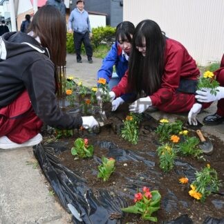 花植えボランティアに汗　釧路東高【釧路町】(2024-06-09)
