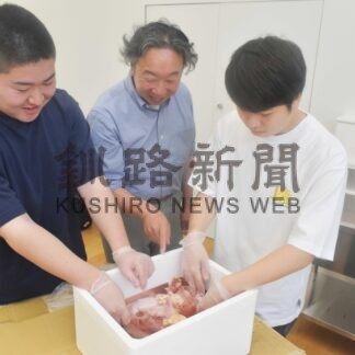 牛の人工授精学ぶ　岩谷学園ＩＴ専門学校、特別授業【中標津】(2024-06-30)