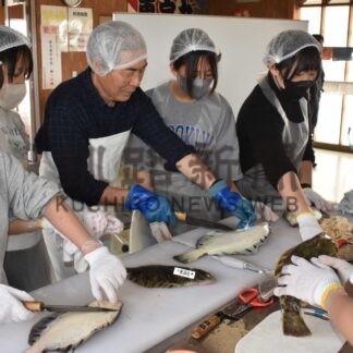 修学旅行で来町 東京の中学生　カレイ活魚さばきに挑戦【標津】(2024-06-02)
