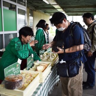 標茶駅で乗客歓迎　ノロッコ号延長運転、高校生が観光ガイド【標茶】(2024-06-20)