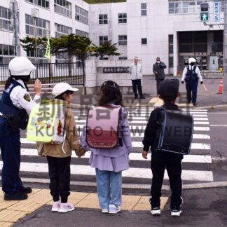 小学校前の横断歩道で児童に交通安全啓発　厚岸署【厚岸】(2024-06-06)