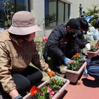 図書館前を華やかに　友の会と根室高生が花壇整備【根室】(2024-06-18)