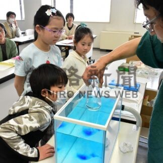 科学の不思議楽しむ　仮設サークルが空気と水で実験【根室】(2024-06-21)