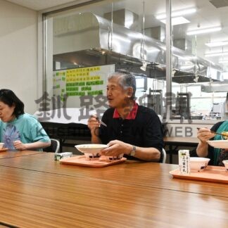 給食メニュー味わう　センターで試食会【白糠】(2024-06-30)