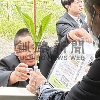 花咲線乗客にスズランプレゼント　厚床中生【根室】(2024-06-13)