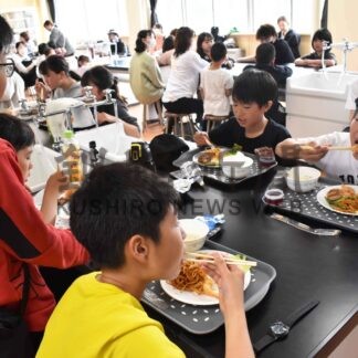 食通じ３世代交流　鳥取小でまなざし食堂【釧路市】(2024-06-17)