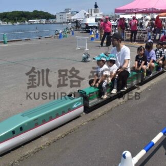 親子でおさかな鉄道楽しむ　まるごとバザール【根室】(2024-07-30)