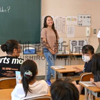 ＡＬＴのジェシー先生　帰国前に妹招き学校体験【白糠】(2024-07-23)