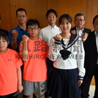 全国、全道での活躍誓う　陸上で高校生と小学生、町役場表敬【厚岸】(2024-07-13)