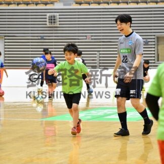 フットサル プロの技伝授　エスポ釧路出身・高橋選手らクリニック【釧路市】(2024-07-21)