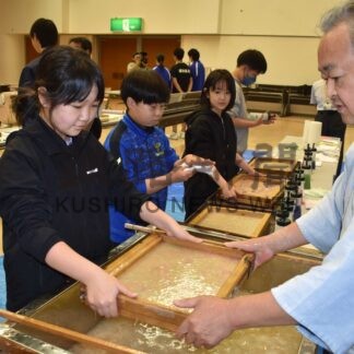 児童ら和紙すき楽しむ　標津町が講師招き体験会【標津】(2024-07-02)
