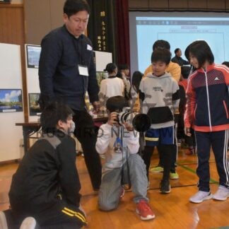 児童ら楽しく写真撮影　イーフォトクラブ、丸山小で教室【中標津】(2024-07-15)