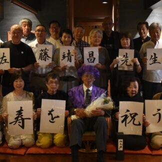 恩師・佐藤先生の９０歳祝う　鳥取中６５年卒業生クラス会【釧路市】(2024-07-06)