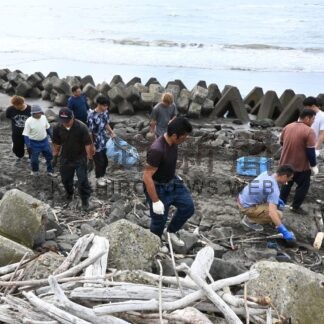 白糠漁港前浜で清掃や整備作業　白糠神輿会など【白糠】(2024-07-26)