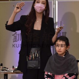 参加者モデルにメーク解説　ざわちんさん招きイベント【根室】(2024-07-06)