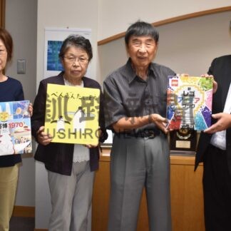 町図書館に新刊図書４８冊寄贈　読書サークル東雲【別海】(2024-07-18)