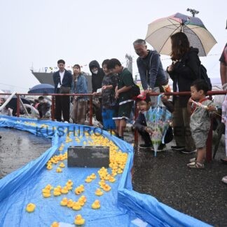 アヒルレースに声援「頑張れ」　霧フェス【釧路市】(2024-07-29)