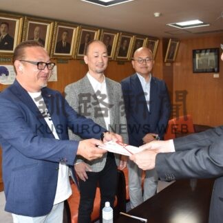 子供学習支援に１０万円を寄付　元気プロジェクト【釧路市】(2024-07-25)