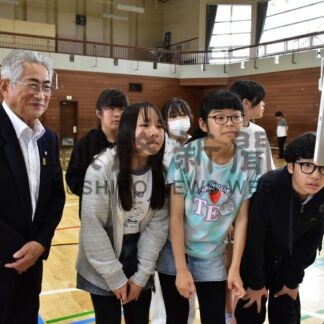 北方領土の知識深める　花咲小と富山の生地小児童、得能さんと意見交流【根室】(2024-07-11)