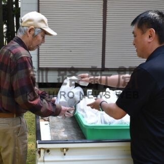漁協が町内２３００世帯に活ホタテを無償配布　町民へ感謝の気持ち【標津】(2024-07-15)
