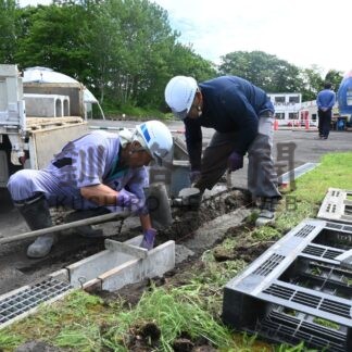 釧路市動物園の園路補修作業　萬木建設地域貢献【釧路市】(2024-07-03)