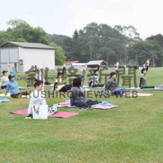 自然の中でヨガ満喫　ホースパークで催し【釧路市】(2024-07-11)