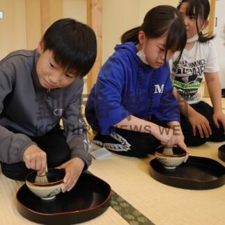 茶道で礼儀作法学ぶ　市内小学校で文化体験始まる【根室】(2024-07-31)