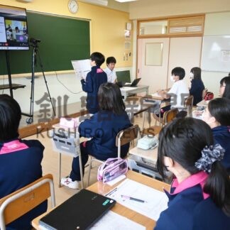 駅の迷惑行為ＡＩで検知　桜が丘中生、アイデア発表　富士通オンライン授業【釧路市】(2024-07-14)