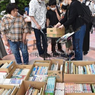 好みの本、品定め　１１日まで古本市【釧路市】(2024-08-11)