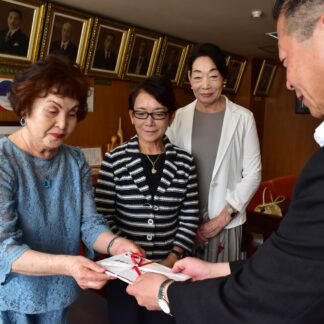 北海盆踊り支援、１０万円を寄付　華実の会【釧路市】(2024-08-06)