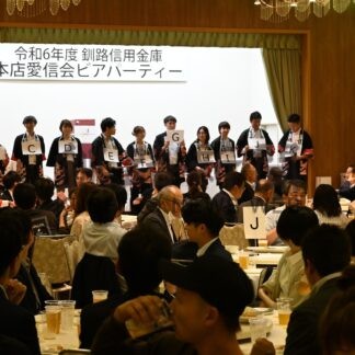 ビール片手に参加者乾杯　釧路信金２支店の愛信会催し【釧路市】(2024-08-08)