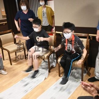 利用者とゲームで交流　武佐小、老人ホーム訪問【釧路市】(2024-08-07)