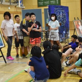 児童ら絵本朗読など楽しむ　シンフォニアスープが昭和小訪問【釧路市】(2024-08-02)