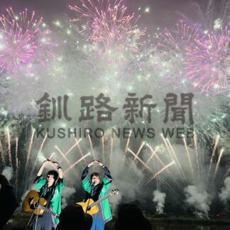 夜空彩る大輪　観客魅了　釧路新聞花火大会【釧路市】_1(2024-08-17)