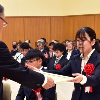 根室の振興発展に力　優良勤労青少年16人を表彰【根室】(2024-08-11)