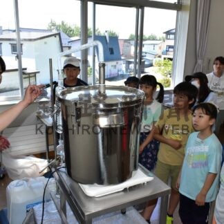 カラマツの蒸留体験も　親子バスツアーで地場産業学ぶ【釧路市】(2024-08-10)