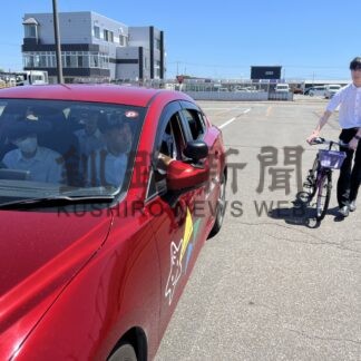 運転手の死角確認　星自校白糠高の交通安全教室【釧路市】(2024-08-03)